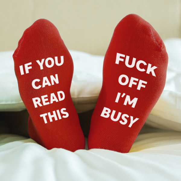 Ponožky s potlačou na podrážke "Fuck off, I'm busy"