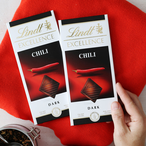 2 ks. „LINDT EXCELLENCE“ horká čokoláda s chilli extraktom