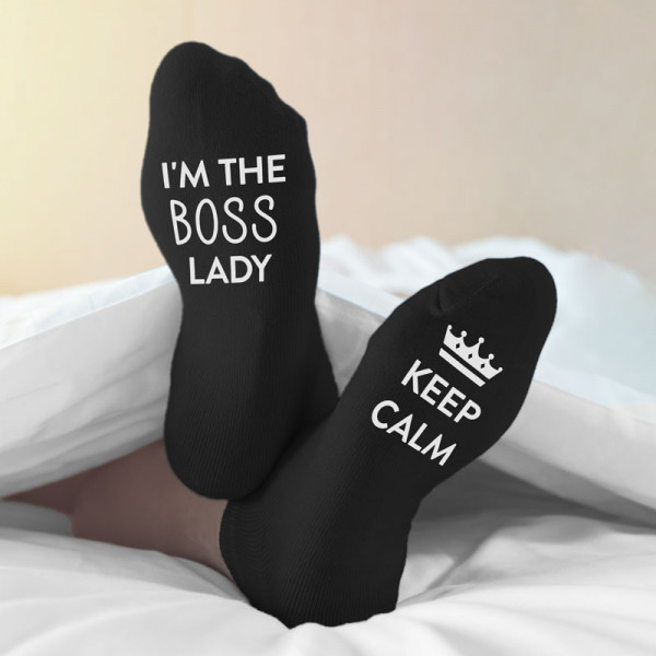 Dámske ponožky s potlačou na chodidlách „Keep calm.I'm the boss lady“ Dámske ponožky s potlačou na chodidlách „Keep calm.I'm the boss lady“