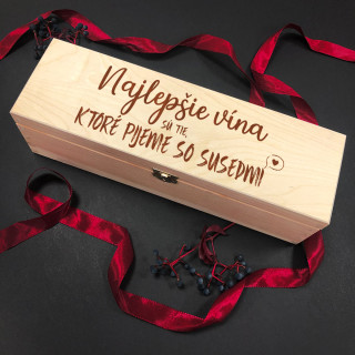 Drevená debnička na fľaše "Najlepšie vína sú tie, ktoré pijeme so susedmi"