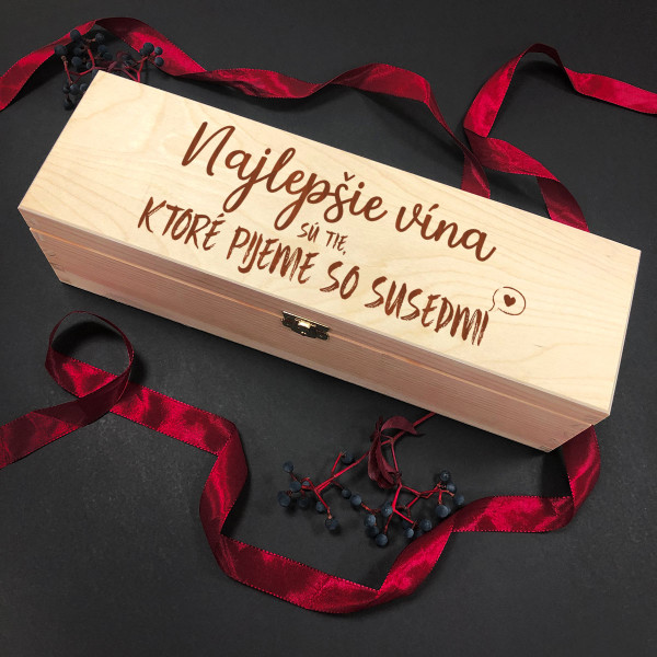 Drevená debnička na fľaše "Najlepšie vína sú tie, ktoré pijeme so susedmi" Drevená debnička na fľaše "Najlepšie vína sú tie, ktoré pijeme so susedmi"