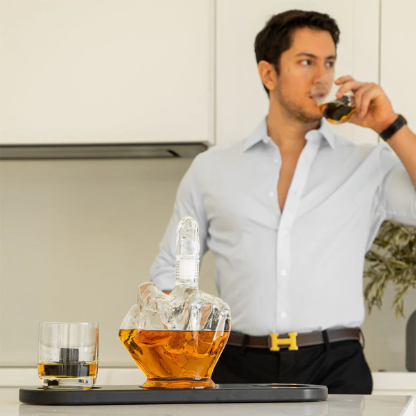 Sada karafy a 2 pohárov "Prostredník"