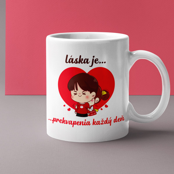 Hrnček "Láska je – prekvapenia každý deň"