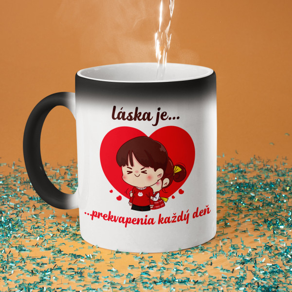 Hrnček "Láska je – prekvapenia každý deň"