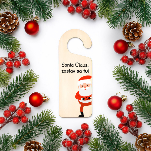 Zavesená drevená tabuľka na dverách "Santa Claus, zastav sa tu"